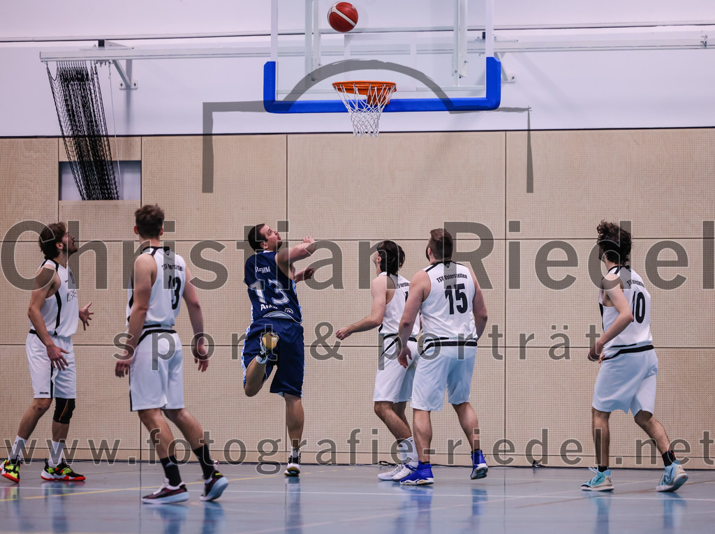 2022-04-03_026_TSV_Vaterstetten_gegen_SV_Weissblau-Allianz_Muenchen | Vaterstetten, Deutschland, 03.04.2022:
Basketball, Bezirksoberliga Herren 2021 / 2022, 14. Spieltag, TSV Vaterstetten gegen SV Weißblau-Allianz München, Endergebnis: 86:54

Finn Liebig (TSV Vaterstetten, #11), Konstantin Huber (TSV Vaterstetten, #13), Peter Fabian Klemm (SV Weißblau-Allianz München, #13), Maximilian Rothe (TSV Vaterstetten, #6), Mathias Furtmair (TSV Vaterstetten, #15), Luca Maurice Kohll (TSV Vaterstetten, #10)

Foto: Christian Riedel / fotografie-riedel.net