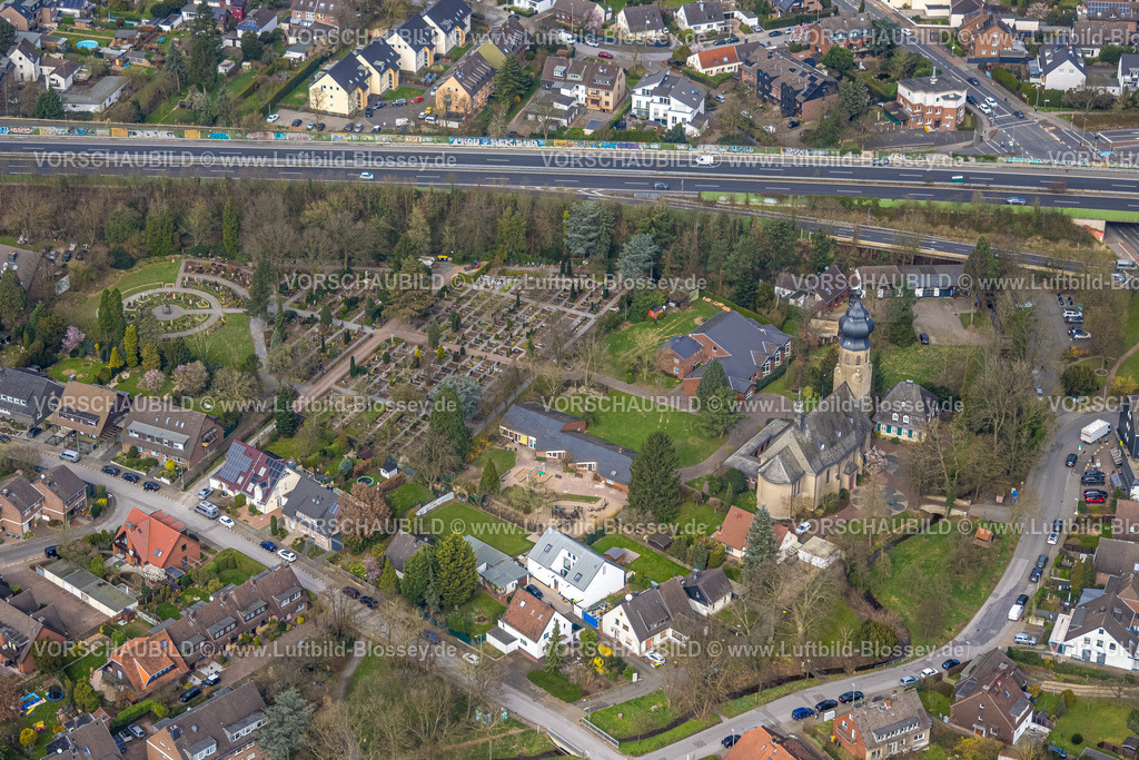 Duisburg240302492 | Luftbild, Friedhof an St. Hubertus, Urnengräber im Kreis angeordnet, Sankt Hubertus Kirche und Pfarrheim, katholischer Kindergarten Sankt Hubertus, Am Rahmer Bach, BAB Autobahn A524 und Wohngebiet Rahm, Rahm, Duisburg, Ruhrgebiet, Nordrhein-Westfalen, Deutschland, Duisburg-S