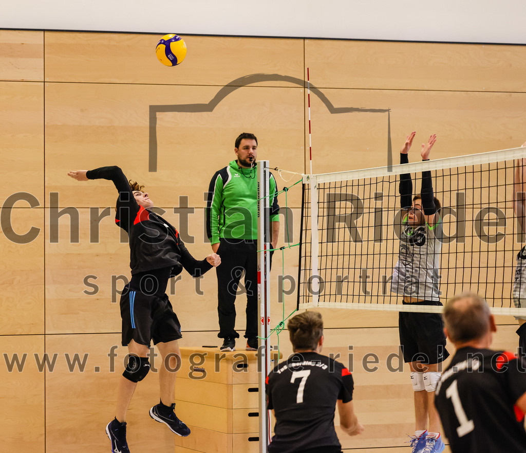 2021-11-27_065_TuS_Oberding_II_gegen_MTV_1881_Ingolstadt_III | Oberding, Deutschland, 27.11.2021:
Volleyball, Kreisliga 2021 / 2022, 5. Spieltag, TuS Oberding II gegen MTV 1881 Ingolstadt III, Endergebnis: 3:2

Hayden Lorenz (TuS Oberding, #9), Christoph Stegemann (TuS Oberding, #7), Andreas Ruß (TuS Oberding, #1)

Foto: Christian Riedel / fotografie-riedel.net