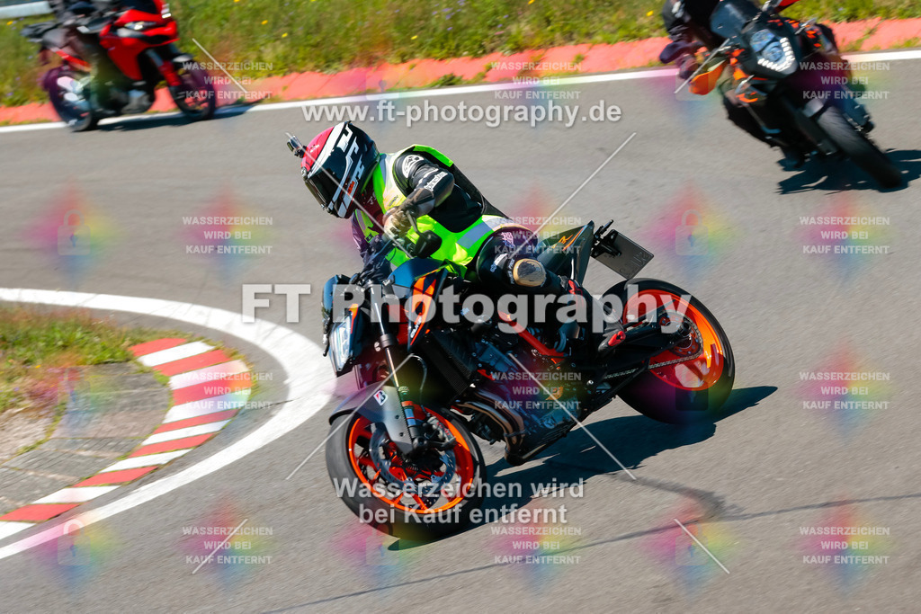 Moto-TeamOBK-22143 | Hier findet Ihr Bilder von Touristenfahrten auf der Nürburgring Nordschleife oder von anderen Veranstaltungen die ich besucht habe. Viel Spass beim Durch Schauen 