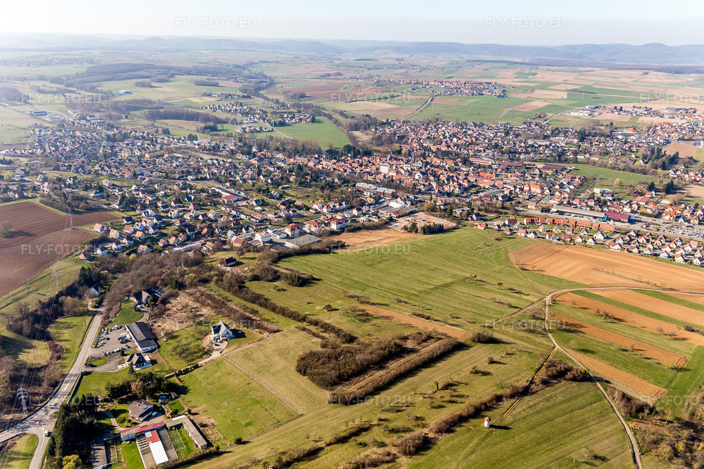 Vue aérienne: Pfaffenhoffen à Val-de-Moder dans le département Bas Rhin, France. Photo: IMG_097497.jpg prise le 16/03/2017 par Werner Riehm/FLY-FOTO.euRésolution de l'original: 5472 x 3648 px