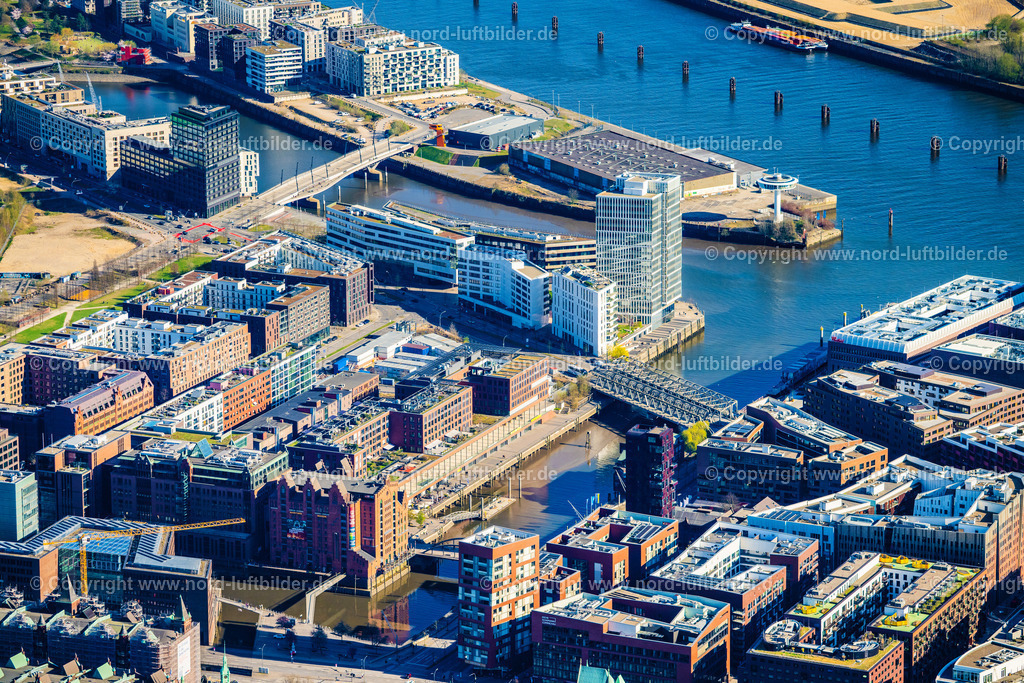 Hamburg_Baakenhafen_Hafen_Uni_ELS_3326060425 | HAMBURG 06.04.2025 Campus- Gebäude der Universität " HafenCity Universität Hamburg " an der Überseeallee entlang der Elbe in Hamburg, Deutschland. Weiterführende Informationen bei: HafenCity Universität Hamburg. // Campus building of the university " HafenCity Universitaet Hamburg " at the Ueberseeallee along the Elbe in Hamburg, Germany. Further information at: HafenCity Universitaet Hamburg. Foto: Martin Elsen