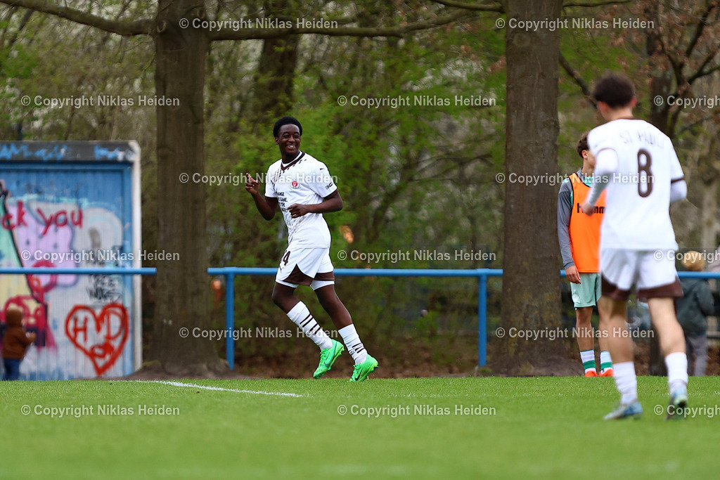 NH_FCStPauliU17_SVWerderBremenU17_U17DFBNachwuchsliga_09042025 | #14 Samir Ouro-Banh'Na (FC St. Pauli U17) bejubelt seinen Treffer zum 3:0.Fußball I Junioren I U17 DFB-Nachwuchsliga I Saison 2024-2025 I Hauptrunde Liga B, Gruppe A, 8. Spieltag I FC St. Pauli U17 - SV Werder Bremen U17 I 09.04.2025 I Sportplatz Königskinderweg