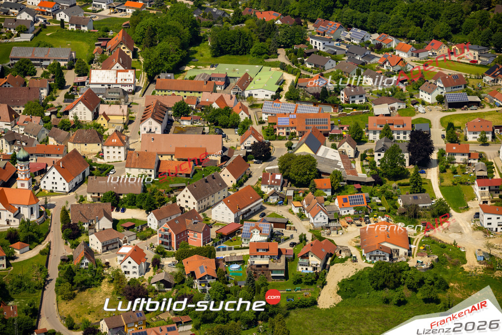 Das Luftbild zeigt Kirch Strasse Kellmünz an der Iller - Die Luftaufnahme wurde 2023 vom UL-Flugzeug aus erstellt ( keine Drohne ) - Hochauflösende Luftaufnahme - Für grossformatige Ausdrucke geeignet. Die Geschenkidee !Mit Lizenz und Bildrechte bestellbar