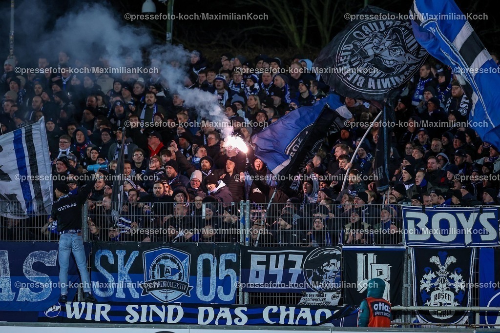 BVBII26012502102 | 26.01.2025, Fußball, 3.Liga, Borussia Dortmund II - Arminia Bielefeld, Stadion Rote Erde, Saison 2024 2025: Die Fans im Gästeblock zünden bengalisches Feuer und PyrotechnikDFB regulations prohibit any use of photographs as image sequences and or quasi-video.