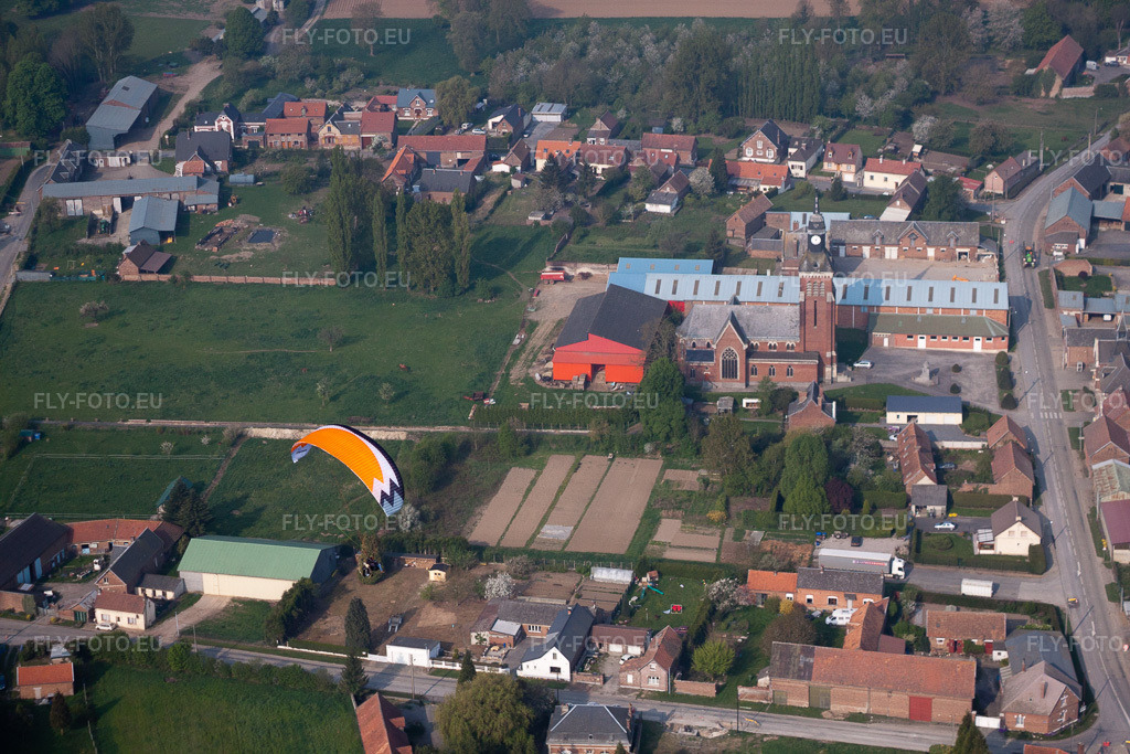 Vue aérienne: Vue de la ville à Haplincourt dans le département Pas de Calais, France. Photo: IMG_40046.jpg prise le 17/04/2011 par Werner Riehm/FLY-FOTO.euRésolution de l'original: 4752 x 3168 px