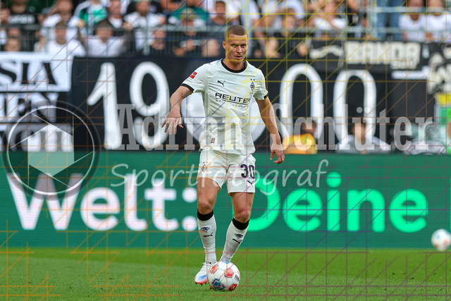 Borussia Mönchengladbach vs SV Werder Bremen - Bundesliga  | Mönchengladbach, Deutschland, 14.09.25:   Nico Elvedi (Borussia Mönchengladbach) in Aktion am Ball, Einzelaktion waehrend des Spiels der Bundesliga zwischen Borussia Mönchengladbach vs SV Werder Bremen im Stadion im Borussia Park(Foto von Brauer-Fotoagentur / Adrian Schlueter)