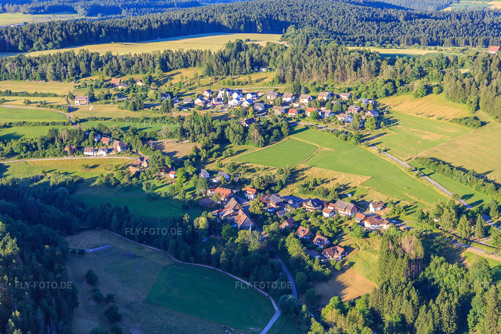 Luftbild: Dorfansicht aus Westen im Ortsteil Wälde in Loßburg im Bundesland Baden-Württemberg in Deutschland. Foto: IMG_148968.jpg vom 28.06.2025 durch Werner Riehm/FLY-FOTO.de