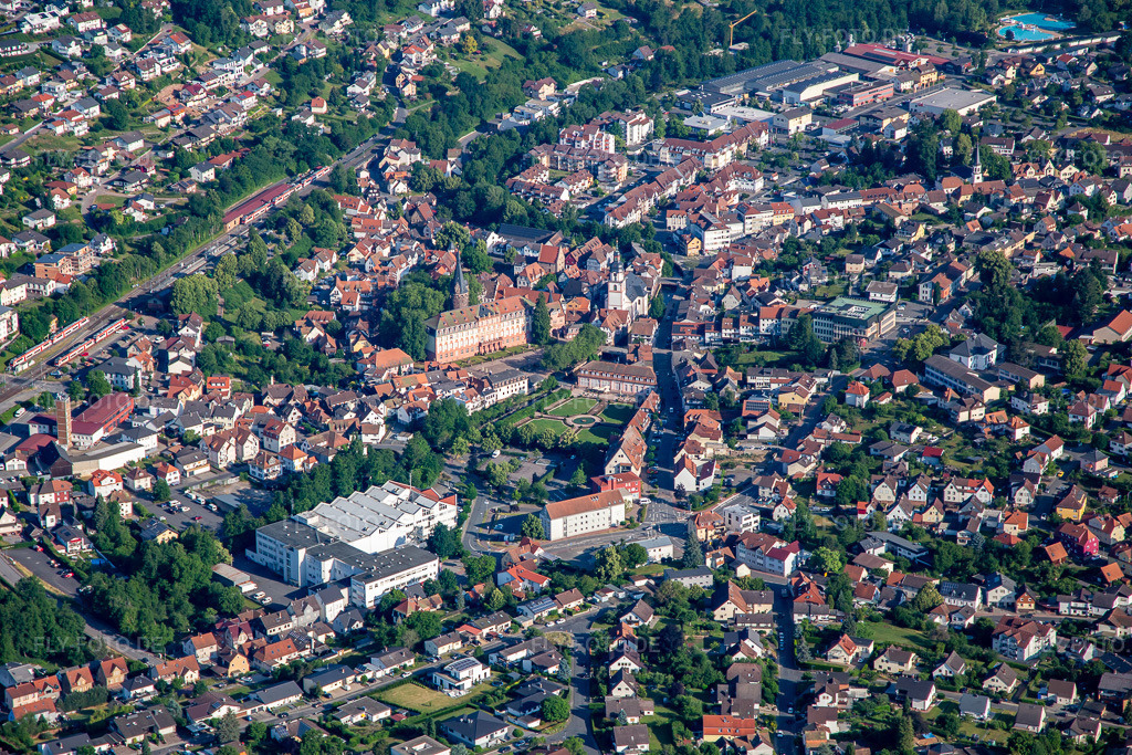 Luftbild: Schloss Erbach im Ortsteil Lauerbach in Erbach im Bundesland Hessen in Deutschland. – Foto: IMG_137061.jpg vom 24.06.2023 durch Werner Riehm/FLY-FOTO.de – Auflösung des Originals: 5472 x 3648 px – Logo der Staatlichen Schlösser und Gärten Hessen - zur