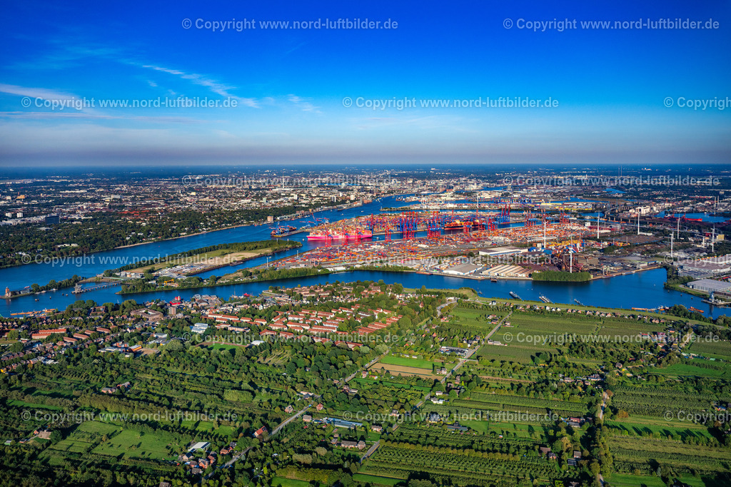 Hamburg_Finkenwerder_Waltershof_Hafen_Burchardkai_ELS_3308190925_Kopie | HAMBURG 19.09.2025 Ortsansicht der Straßen und Häuser der Wohngebiete des Stadtteils Finkenwerder am Ufer der Fluss- verlaufs der Elbe in Hamburg. // Town View of the streets and houses of the residential areas in the city district Finkenwerder by the river- side of Elbe in Hamburg in Germany. Foto: Martin Elsen