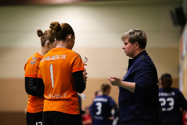 Handball I Damen I Saison 2025-2026 I Verbandsliga Süd I HSG Kalkberg 06 - MTV Dänischenhagen I 14.12.2025.52 | Svenja Kanopka (Torwarttrainerin, HSG Kalkberg 06) spricht mit den Torhüterinnen Emelie Köhn (1, HSG Kalkberg 06) und Kaja Pauline Tiegs (13, HSG Kalkberg 06) - Realisiert mit Pictrs.com