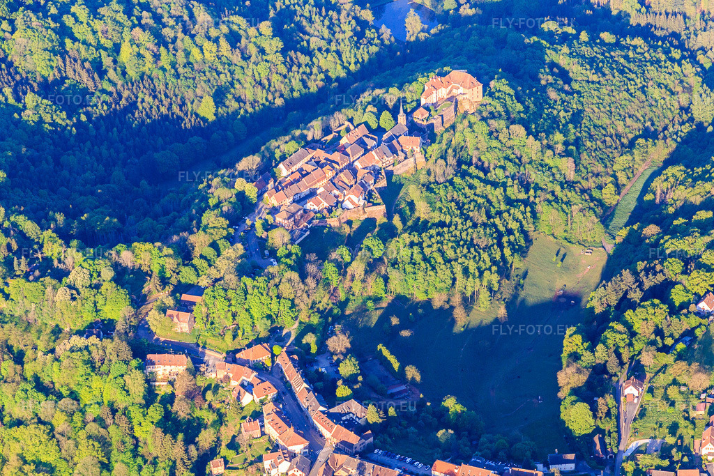 Vue aérienne: Château de Lützelstein / Château de La Petite-Pierre le matin depuis le nord à La Petite-Pierre dans le département Bas Rhin, France – .Photo: IMG_145935.jpg prise le 01/05/2025 par Werner Riehm/FLY-FOTO.eu – Résolution de l'original: 5472 x 3648 px – Château de La Petite Pierre - Maison du Parc - Tourisme CCHLPP