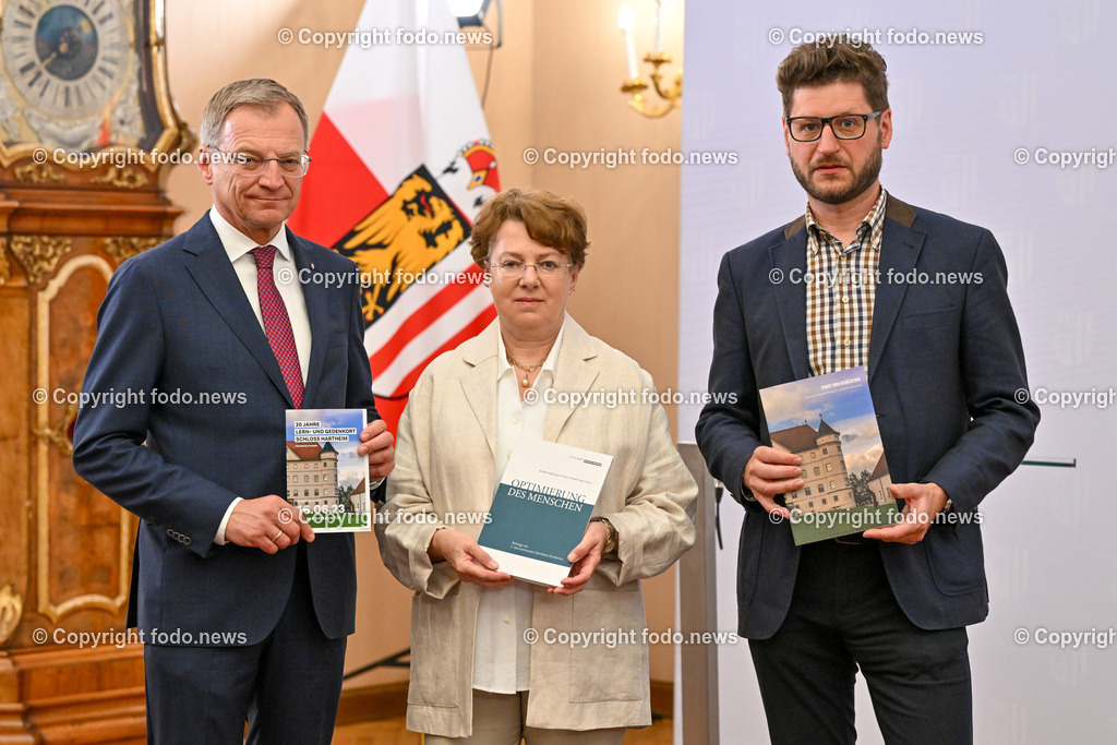 Pressekonferenz mit LH Stelzer_ 20 Jahre Lern- und Gedenkort Schloss Hartheim_ 14.06.2023-19 | 14.06.2023, Landhaus Linz, AUT, Pressekonferenz mit LH Stelzer, 20 Jahre Lern- und Gedenkort Schloss Hartheim, im Bild LH Thomas Stelzer (VP), Brigitte Kepplinger (Obfrau Verein Schloss Hartheim), Florian Schwanninger (Leiter des Lern- und Gedenkortes Schloss Hartheim)