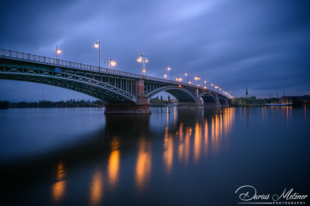 Theodor-Heuss-Brücke in Mainz | Die Theodor-Heuss-Brücke verbindet über den Rhein die Landeshauptstadt Mainz mit dem Ortsbezirk Mainz-Kastel von Wiesbaden. 