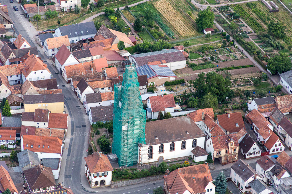 Luftbild: Eingerüsteter Kirchturm und Turm- Dach der katholischen Kirche in Ottersheim bei Landau im Bundesland Rheinland-Pfalz in Deutschland. Foto: IMG_083698.jpg vom 24.07.2015 durch Werner Riehm/FLY-FOTO.de