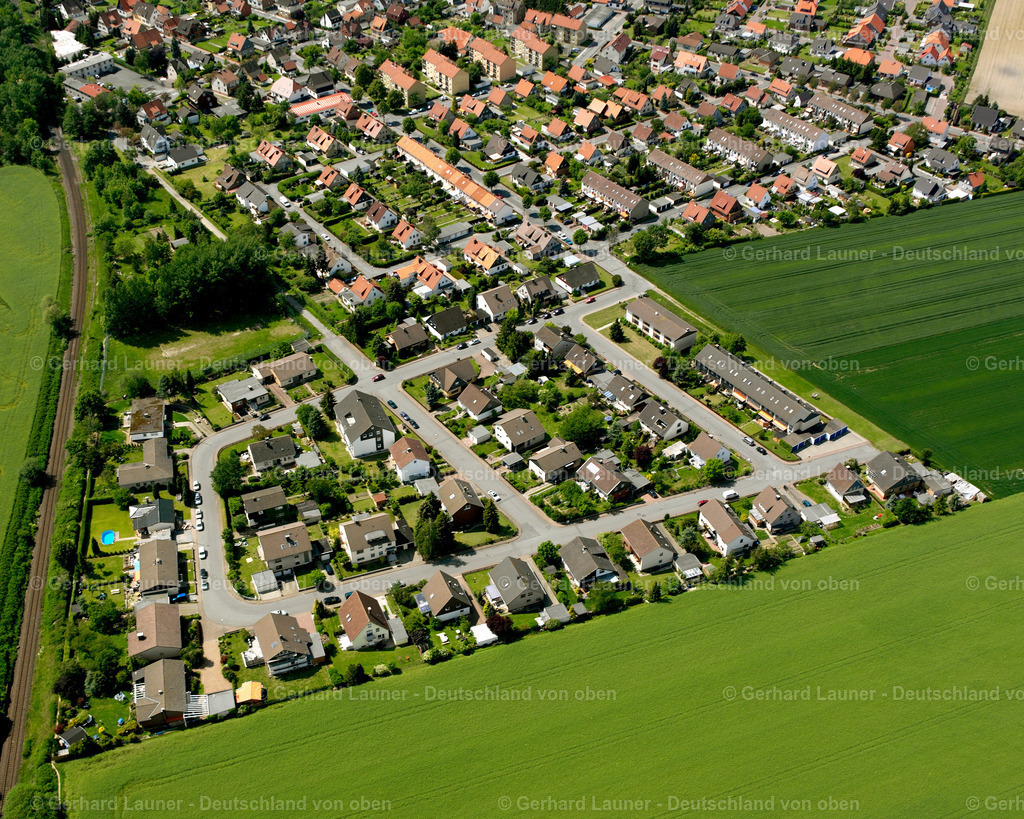 2638462 | HARLINGERODE 09.06.2006 Wohngebiet - Mischbebauung der Mehr- und Einfamilienhaussiedlung  in Harlingerode im Bundesland Niedersachsen, Deutschland // Residential area - mixed development of a multi-family housing estate and single-family housing estate  in Harlingerode in the state Lower Saxony, Germany Foto: Gerhard Launer