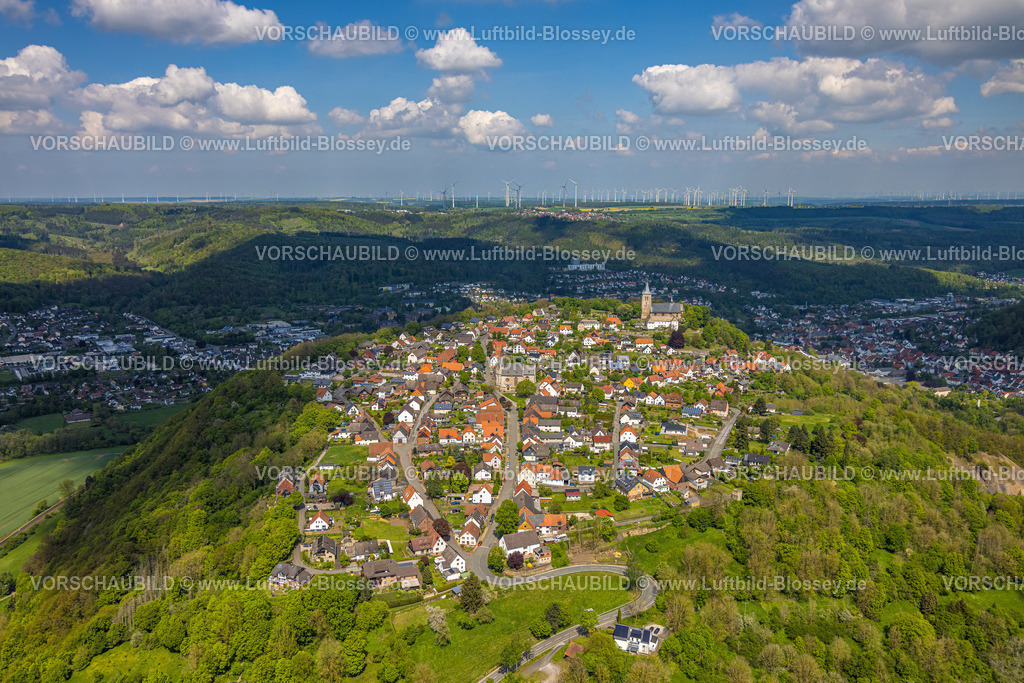 Marsberg240504197Obermarsberg | Luftbild, Wohngebiet Ortsansicht Obermarsberg auf einem bewaldeten Berg, vorne römisch-katholische St. Nikolaikirche, hinten Stiftskirche St. Peter und Paul und Hein-Stiftung, im Hintergrund riesiger Windpark und Windräder, Obermarsberg, Marsberg, Sauerland, Nordrhein-Westfalen, Deutschland
