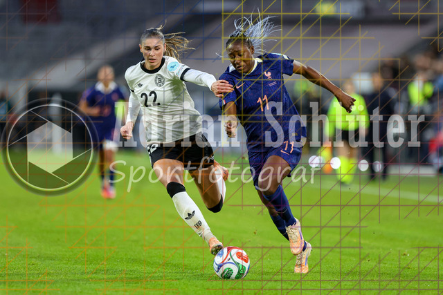 Deutschland vs Frankreich - Halbfinale - UEFA Women's Nations League | Düsseldorf, Deutschland, 24.10.25:   Jule Brand ( Deutschland ) und Kadidiatou Diani ( Frankreich ) im Kampf um den Ball waehrend des Halbfinals der UEFA Women's Nations League zwischen Deutschland vs Frankreich in der Merkur-Spiel-Arena(Foto von Brauer-Fotoagentur / Adrian Schlueter)