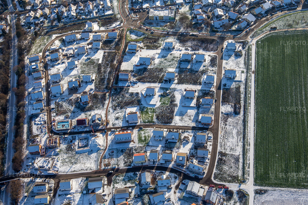 Luftbild: Neubaugebiet K2 im Winter bei Schnee in Kandel im Bundesland Rheinland-Pfalz in Deutschland. Foto: IMG_135395.jpg vom 16.12.2022 durch Werner Riehm/FLY-FOTO.de
