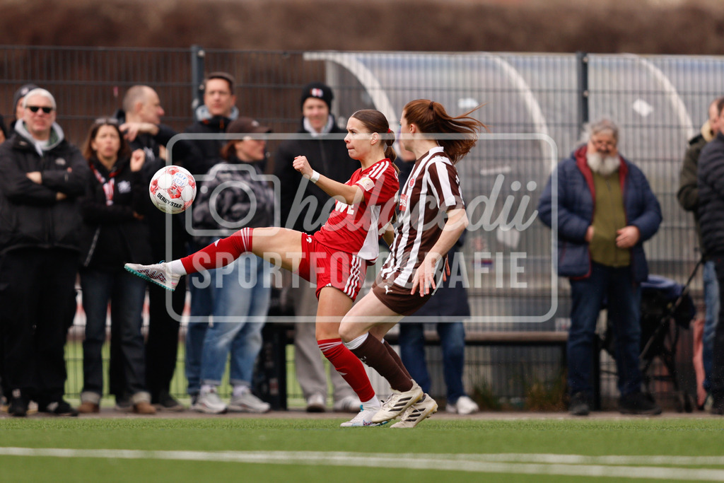 Fußball I Frauen I Saison 2025-2026 I Regionalliga Nord I 15. Spieltag I St. Pauli - SpVg Aurich-35 | Sophie Musal (22, SpVg Aurich) nimmt den Ball an und kämpft um den Ballbesitz mit Nina Woitzik (5, FC St. Pauli) - Realisiert mit Pictrs.com