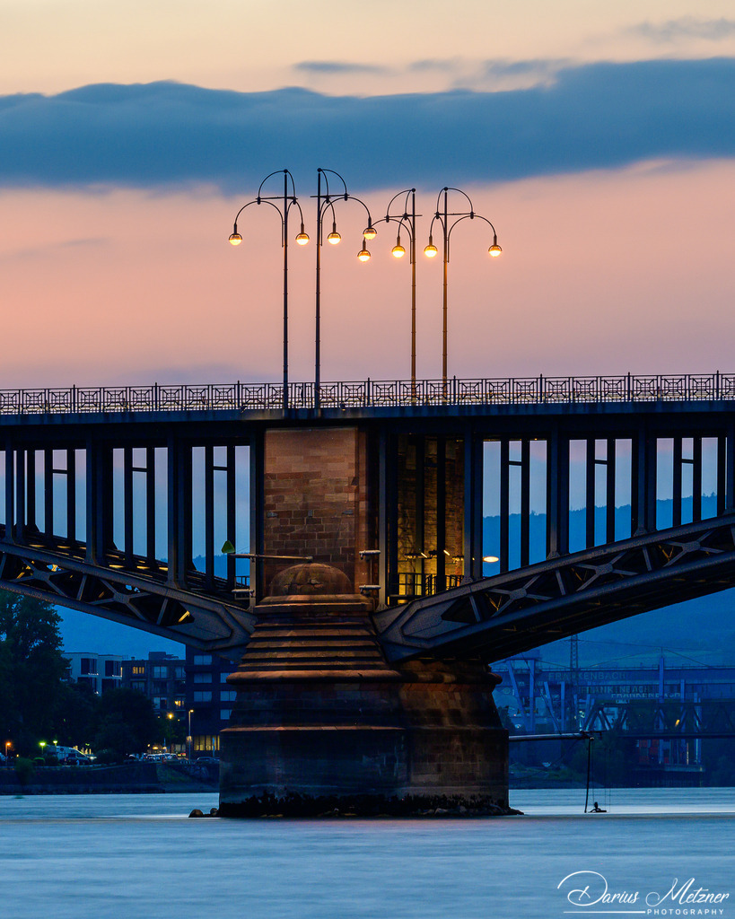 Die Theodor-Heuss-Brücke in Mainz | Die Theodor-Heuss-Brücke zwischen Mainz und Mainz-Kastel
