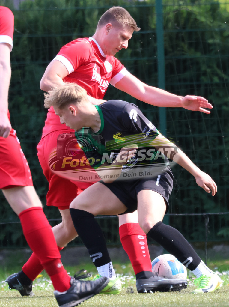 Bünder SV - SC Enger | Auf dem Bild zu sehen: rot Bünder SV: Florian Seymer ; schwarz SC Enger: Alexander GeigerBünder SV, SC Enger, Saison 25/26, Kreisliga A, Bünde, Deutschland - Realisiert mit Pictrs.com