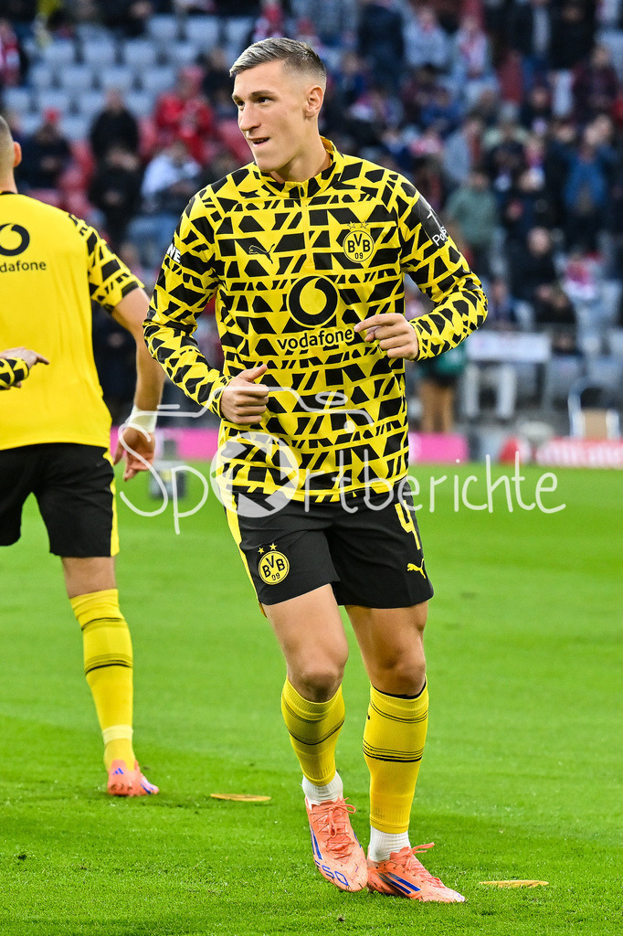 FC Bayern München - Borussia Dortmund | MUNICH, GERMANY - Nico SCHLOTTERBECK (Borussia Dortmund 4) warmup before the bundesliga match between FC Bayern Munich vs. Borussia Dortmund on matchday 7 at Allianz Arena on October 18, 2025 in Munich, Germany / DFL REGULATIONS PROHIBIT ANY USE OF PHOTOGRAPHS AS IMAGE SEQUENCES AND/OR QUASI-VIDEO