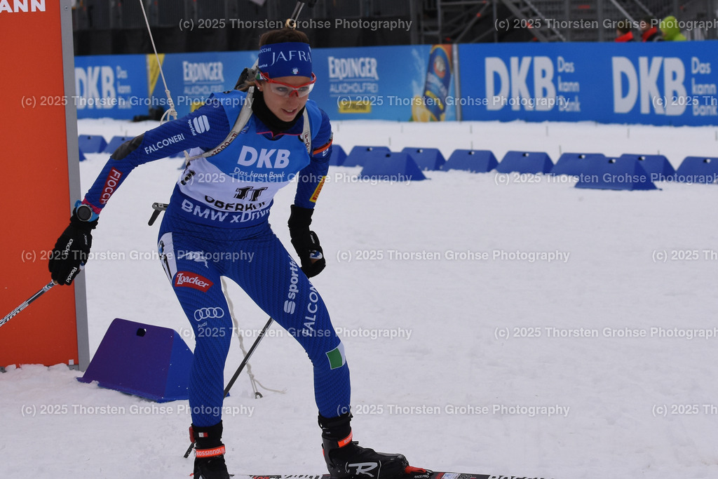 IBU WC Biathlon Oberhof 2018 | VITTOZZI Lisa (ITA) beim Start; IBU WC Biathlon Oberhof 2018, 7.5 km Sprint Frauen am 04.01.2018 in der DKB Ski Arena in Oberhof, (Deutschland) - Realisiert mit Pictrs.com