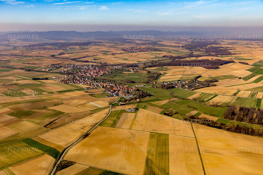 Vue aérienne: Vue de la ville à Hoffen dans le département Bas Rhin, France. Photo: IMG_097442.jpg prise le 16/03/2017 par Werner Riehm/FLY-FOTO.euRésolution de l'original: 5472 x 3648 px