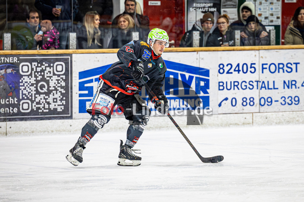 Peißenberg MINERS gegen EA Schongau MAMMUTS | Eishockey Bayernliga 2025/26 Vorrunde 20. Spieltag, Peißenberg MINERS gegen EA Schongau MAMMUTS, 20251221,Sinan ONDÖRTOGLU (MINERS 22) in Aktion,2025-12-21 in Peißenberg (flatbuy Arena Peißenberg), Sinan ONDÖRTOGLU (MINERS 22)Copyright: WolfgangxLindner www.foto-lindner.de