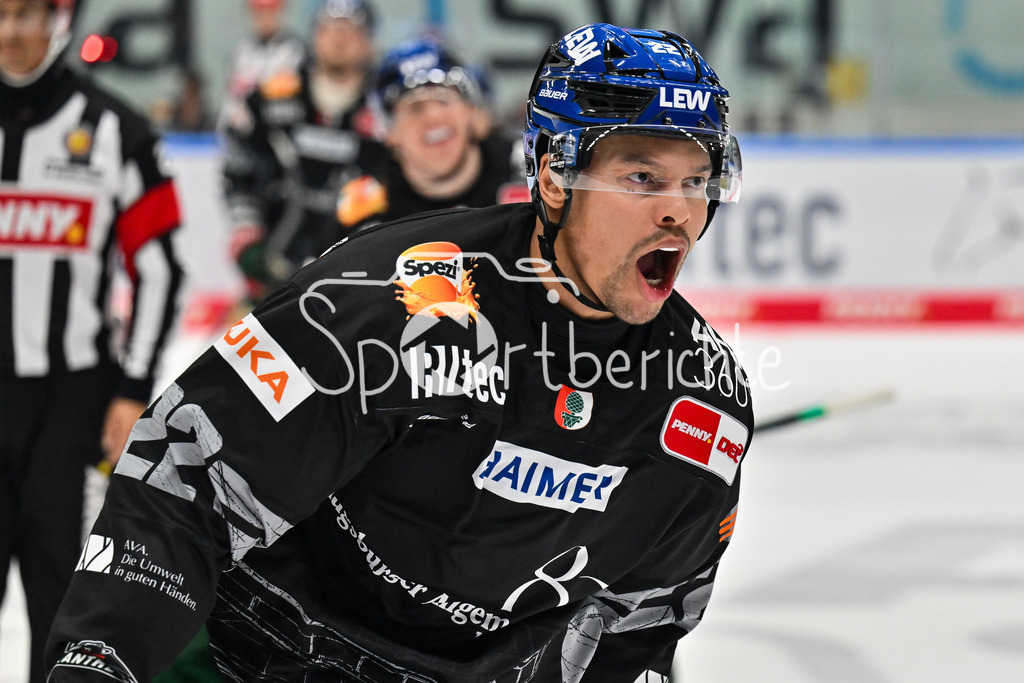 Augsburger Panther - ERC Ingolstadt | Jubel der Panther nach dem Treffer zum 2-0 durch Madison BOWEY (Augsburger Panther 22)/ Tor / Torschuetze / Freude / Happy / beim match zwischen den Augsburger Panthern und dem ERC Ingolstadt am 13. Spieltag der Penny DEL im Curt Frenzel Stadion am 23.10.2025