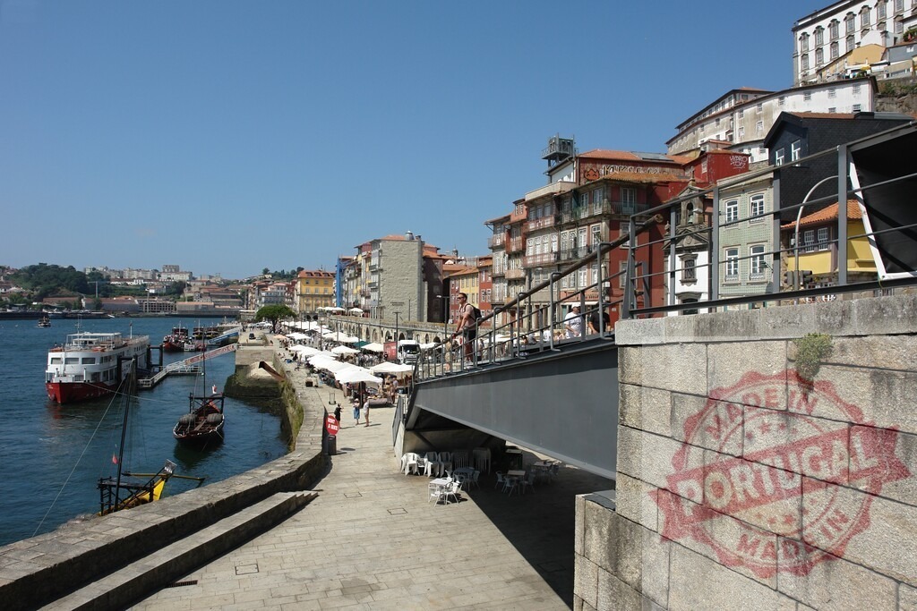Ribeira district, Porto, Portugal with Douro riverfront buildings. Porto - Portugal | Porto Ribeira district featuring colorful traditional buildings along Douro river waterfront - Realisiert mit Pictrs.com