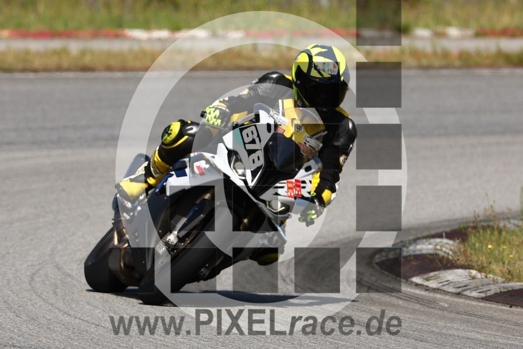 0688-20240714_00620 | Schöne Erinnerungen an spannende Momente - das festzuhalten ist unser Job. PIXELrace.de ist seit 2003 auf den Rennstrecken Europas unterwegs um die Action draußen beim Fahren und die wunderbare Stimmung imm Fahrerlager für euch einzufangen.