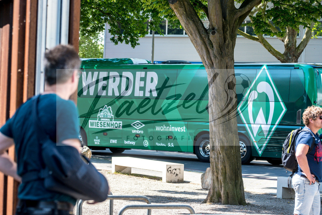 TRASVW20200521_0112 | Fussball, Herren: . Mannschaftsbus von Werder Bremen vor dem wohninvest Weserstadion am 21.05.2020 in Bremen, Deutschland. - Realisiert mit Pictrs.com