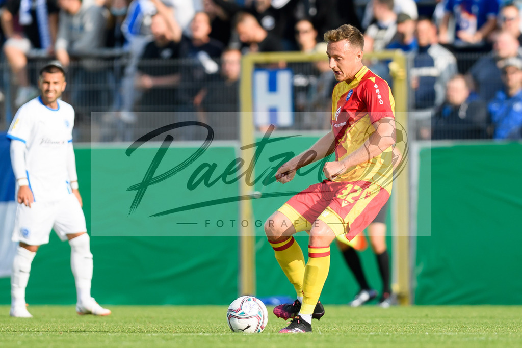 LOTKSC20210809_092 | Fussball, Herren: Robin Bormuth (Karlsruher SC) in Aktion, am Ball, Einzelaktion beim Spiel der 1. Runde im DFB-Pokal zwischen SF Lotte und Karlsruher SC im Stadion am Lotter Kreuz am 09.08.2021 in Lotte, Deutschland.DFB / DFL REGULATIONS PROHIBIT ANY USE OF PHOTOGRAPHS AS IMAGE SEQUENCES AND/OR QUASI-VIDEO. - Realisiert mit Pictrs.com