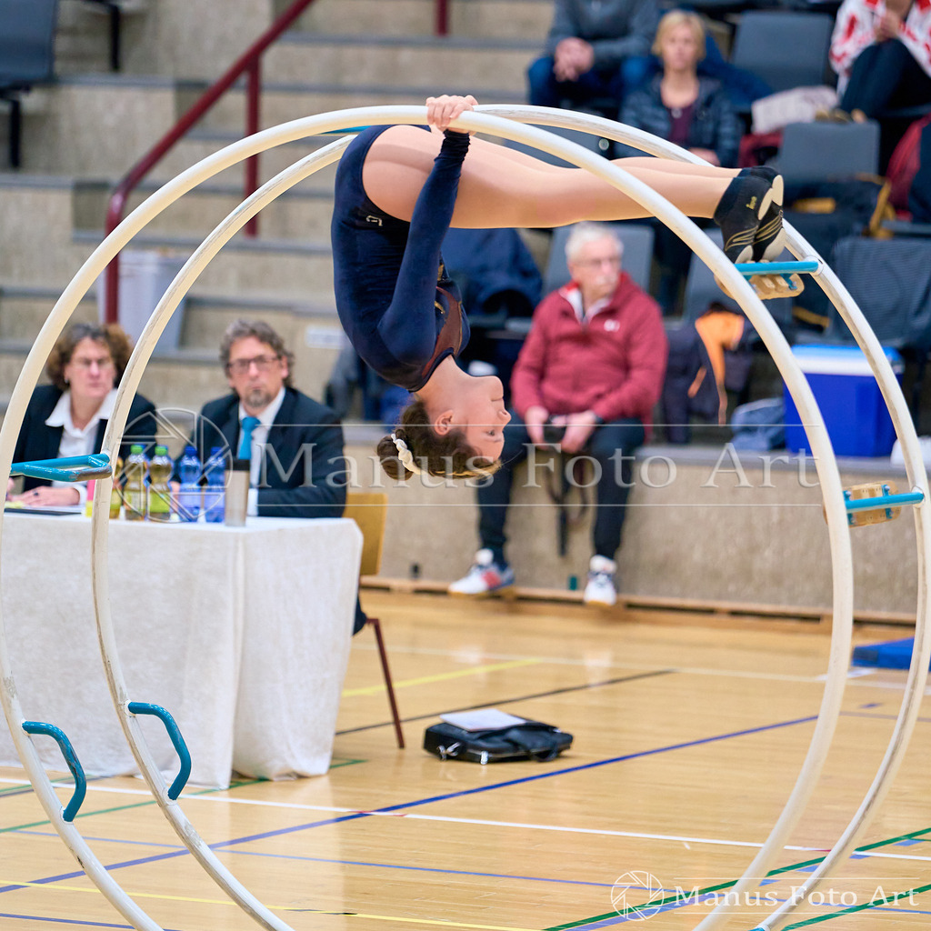 2024-11-09-5-D-DSC03093 | Professionelle Sportfotografie in Hamburg, Schleswig-Holstein und Niedersachsen – spezialisiert auf Rhönrad, Geräteturnen, Leistungsturnen und rhythmische Sportgymnastik. Bundesweite Begleitung von Rhönrad-Events. Jetzt Sport-Fotos - Realisiert mit Pictrs.com