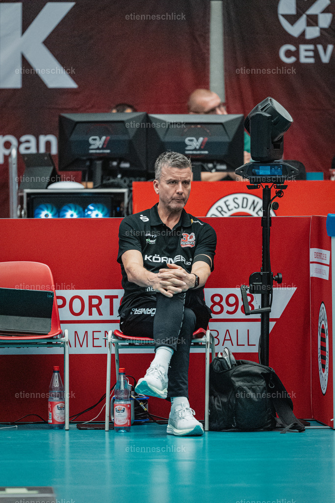 Dresdner SC - Binder Blaubären TSV Flacht, DEKRA 1. Bundesliga Frauen, Volleyball | Im Bild: Trainer Alexander Waibl (Dresdner SC)24.10.2026, Dresdner SC -  Binder Blaubären TSV Flacht, DEKRA 1. Bundesliga Frauen, Volleyball, Deutschland, Dresden, Cyberport Arena