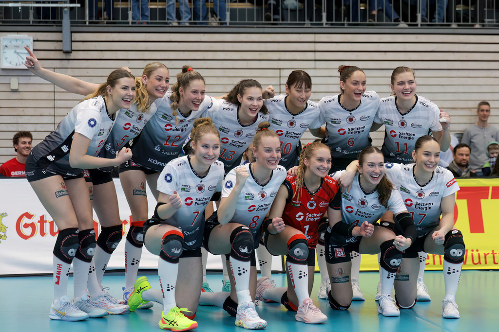 1. Volleyball-Bundesliga Frauen, Saison 2025-2026, 11.Spieltag, Binder Blaubären TSV Flacht vs. Dresdner SC, Flacht, 28.12.2025 | 1. Volleyball-Bundesliga Frauen, Saison 2025-2026, 11.Spieltag, Binder Blaubären TSV Flacht vs. Dresdner SC, Flacht, 28.12.2025***DSC Volleyballerinnen nach ihrem Sieg in Flacht - Realisiert mit Pictrs.com