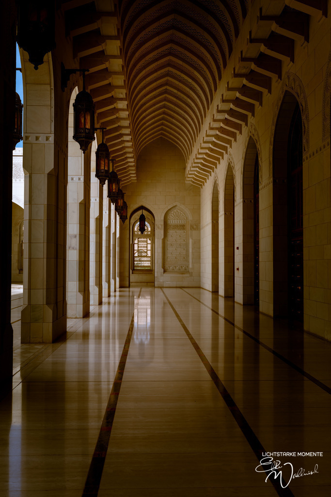 Sultan Qaboos Grand Mosque, Muskat | Herzlich willkommen auf meiner Seite! Ich bin Elke Wallnisch, Deine Fotografin für lichtstarke Momente. Der Name steht für alles, was mich mit der Fotografie verbindet: Das Licht und seine machtvolle Wirkung auf eine Situation oder unsere Stimmung - Realisiert mit Pictrs.com