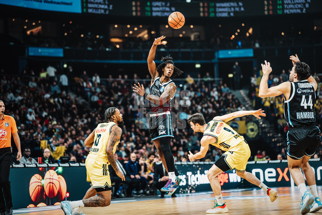 Basketball | Männer | Saison 2025/2026 | easyCredit Basketball Bundesliga | Veolia Towers Hamburg vs. ALBA BERLIN | 14.12.2025 | Leonard Thorpe Jr. (#2, Veolia Towers Hamburg) spielt einen Pass