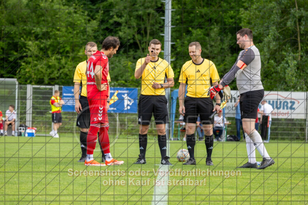20250616_182855_0133 | #,  TV Eybach (weiß) vs. 1.FC Donzdorf II (rot), Fussball, Entscheidungsspiel 3 in Kreisliga A3 - Bezirk Neckar/Fils, Saison 2024/2025, Rasensportplatz, Staufenecker Str. 41, 73084 Salach, 16.06.2025 - 18:30 Uhr,Foto: PhotoPeet-Sportfotografie/Peter Harich