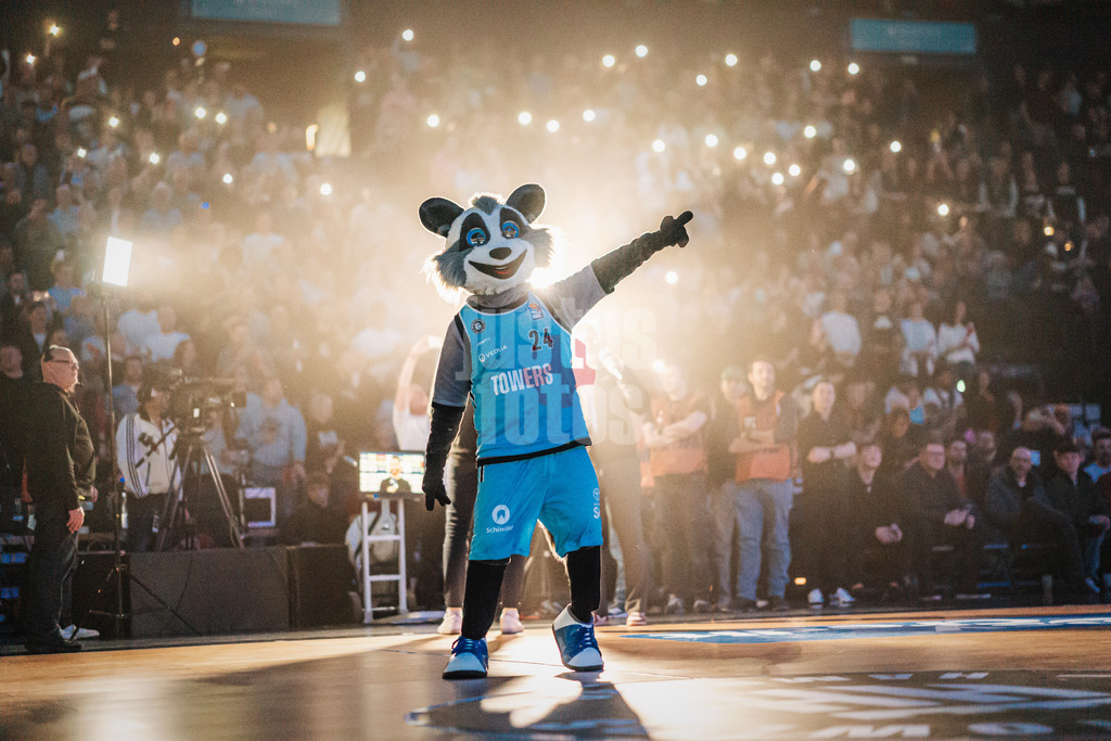 Basketball | Männer | Saison 2023/2024 | easyCredit Basketball Bundesliga | Veolia Towers Hamburg vs. FC Bayern München | 26.03.2024 | Das neue Maskottchen der Hamburg Towers Willy der Waschbär