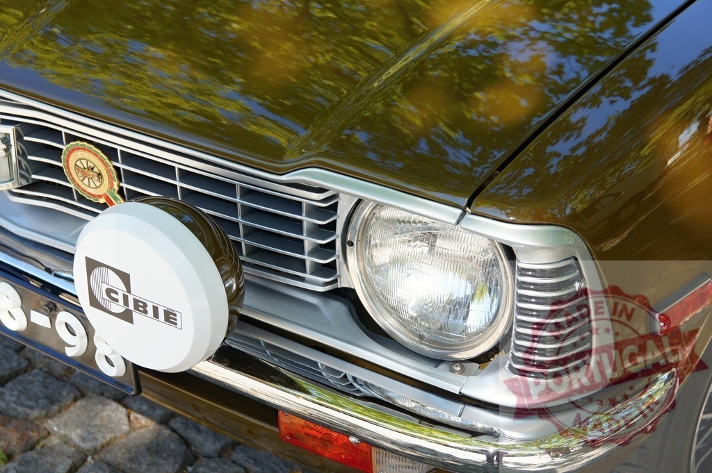 Close-up of Cibie Auxiliary Lamp and Headlight on Classic Toyota Corolla | Classic Toyota Corolla showcasing Cibie auxiliary lamp and headlight, reflecting surrounding foliage - Realisiert mit Pictrs.com