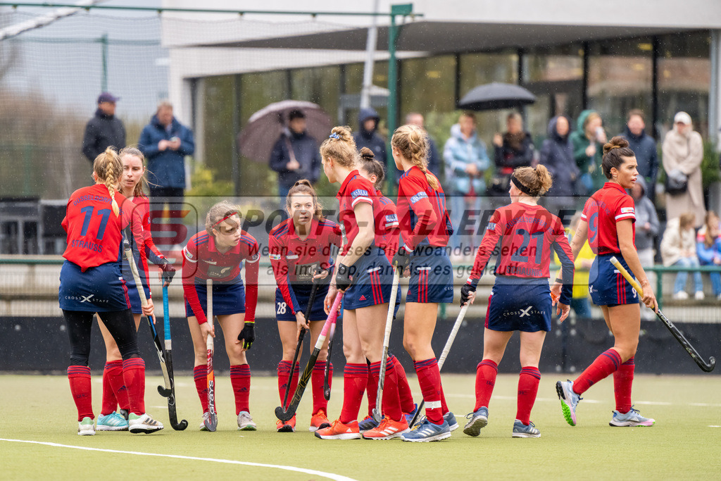 HK_20230401_106615 | 1. Bundesliga Damen Düsseldorfer HC - Harvestehuder THC  am 1.4.2023 DHC Düsseldorf, Düsseldorf , Tessa Schubert ( Düsseldorfer HC #28 ) , Lilly Stoffelsma ( Düsseldorfer HC #50 ) , Sara Strauss ( Düsseldorfer HC #11 ) , Friederike Heusgen ( Düsseldorfer HC #8 ) , Maike Schaunig ( Düsseldorfer HC #21 )
