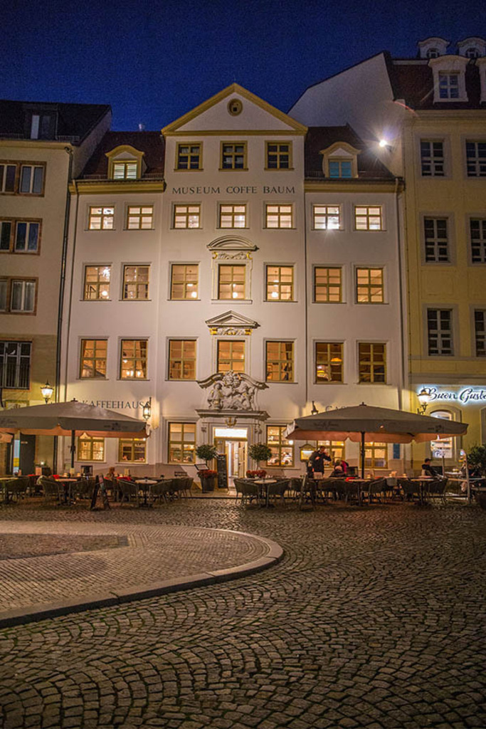 Museum Zum Arabischer Coffe Baum bei Nacht | Entdecke über 20 Kategorien Leipzig-Motive: Foto-Downloads, hochwertige Poster, Leinwand- & Fine-Art-Prints. Jetzt Lieblingsfoto im Bildlexikon Leipzig Shop bestellen!