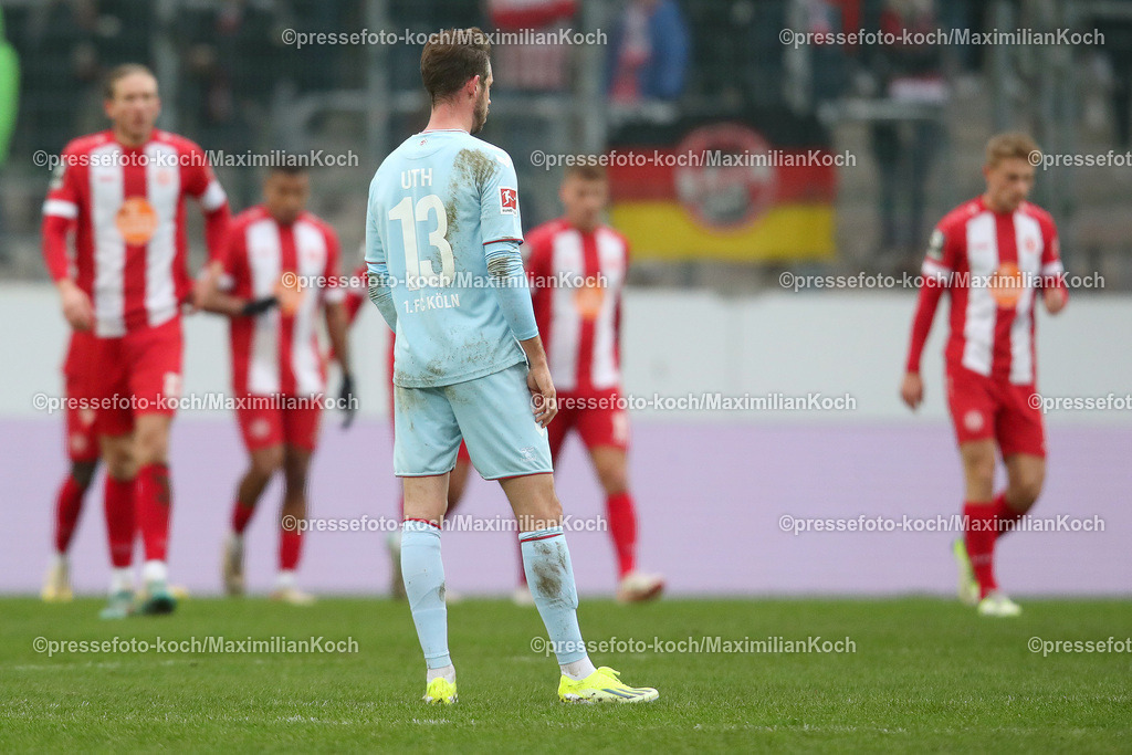 RWE06012401019 | 06.01.2024, Essen, Fußball, Herren, Stadion an der Hafenstraße, Testspiel, Rot-Weiss Essen – 1. FC Köln:  Enttäuschung nach dem 0:2 durch Leonardo Vonic (Rot-Weiss Essen) bei den Kölnern Spieler.  Mark Uth (1.FC Köln) steht unzufrieden auf dem Spielfeld.
DFB regulations prohibit any use of photographs as image sequences and or quasi-video.