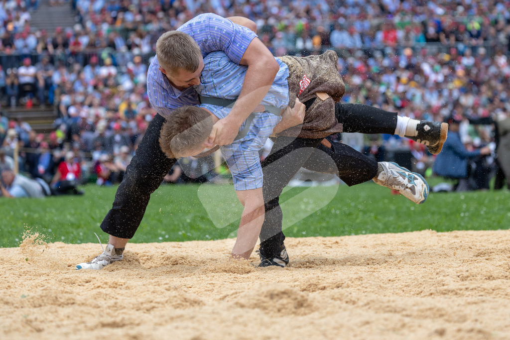 ESAF2025_03Gang_5112 | Die Schwinger des Schwyzer Kantonalen Schwingerverbandes: Fotos, die Dynamik und Leidenschaft festhalten, sowie emotionale Momente aus dem traditionellen Schwingsport zeigen. - Realisiert mit Pictrs.com