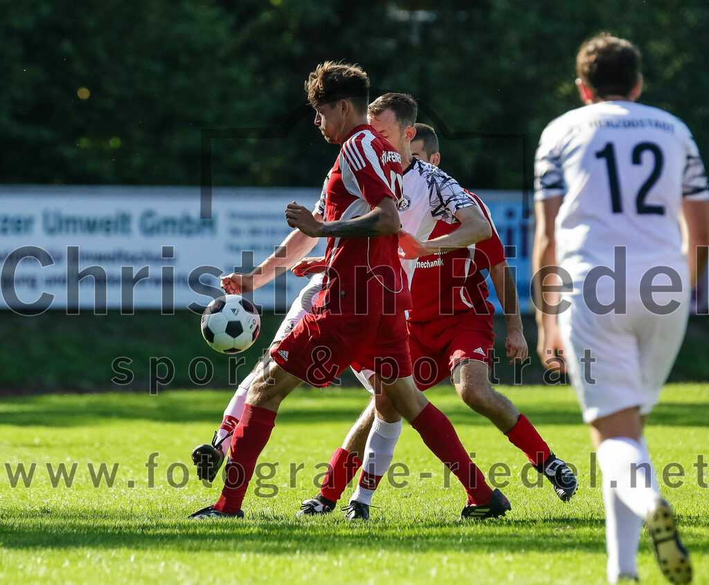 2023-09-09_054_FC_Herzogstadt_II_gegen_SG_Hoerlkofen_Woerth | Erding, Deutschland, 09.09.2023:
Fußball, A-Klassel 2023 / 2024, 6. Spieltag, FC Herzogstadt II gegen SG Hörlkofen/Wörth, Endergebnis: 1:2

Lukas Becker (SG Hörlkofen/Wörth, #11), David Stotz (FC Herzogstadt, #21)

Foto: Christian Riedel / fotografie-riedel.net