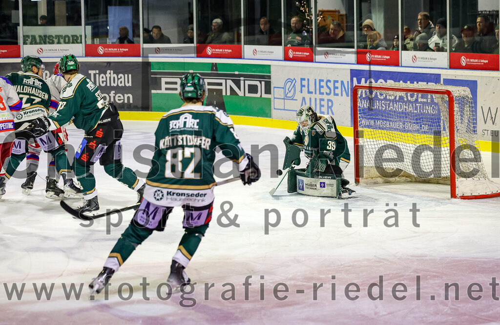 2025-11-30_074_TSV_Erding_gegen_EC_Peiting | Erding, Deutschland, 30.11.2025:Eishockey, Oberliga Süd 2025 / 2026, 22. Spieltag, TSV Erding gegen EC Peiting, Endergebnis: 5:1Mark Waldhausen (Erding Gladiators, #27), Pascal Steck (Erding Gladiators, #73), Moritz Köttstorfer (Erding Gladiators, #82), Torwart Leon Meder (Erding Gladiators, #39)Foto: Christian Riedel / fotografie-riedel.net