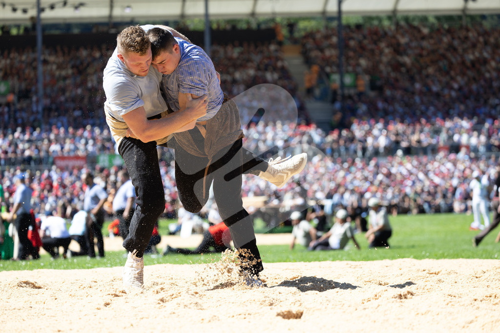 ESAF2025_07Gang_6895 | Die Schwinger des Schwyzer Kantonalen Schwingerverbandes: Fotos, die Dynamik und Leidenschaft festhalten, sowie emotionale Momente aus dem traditionellen Schwingsport zeigen. - Realisiert mit Pictrs.com
